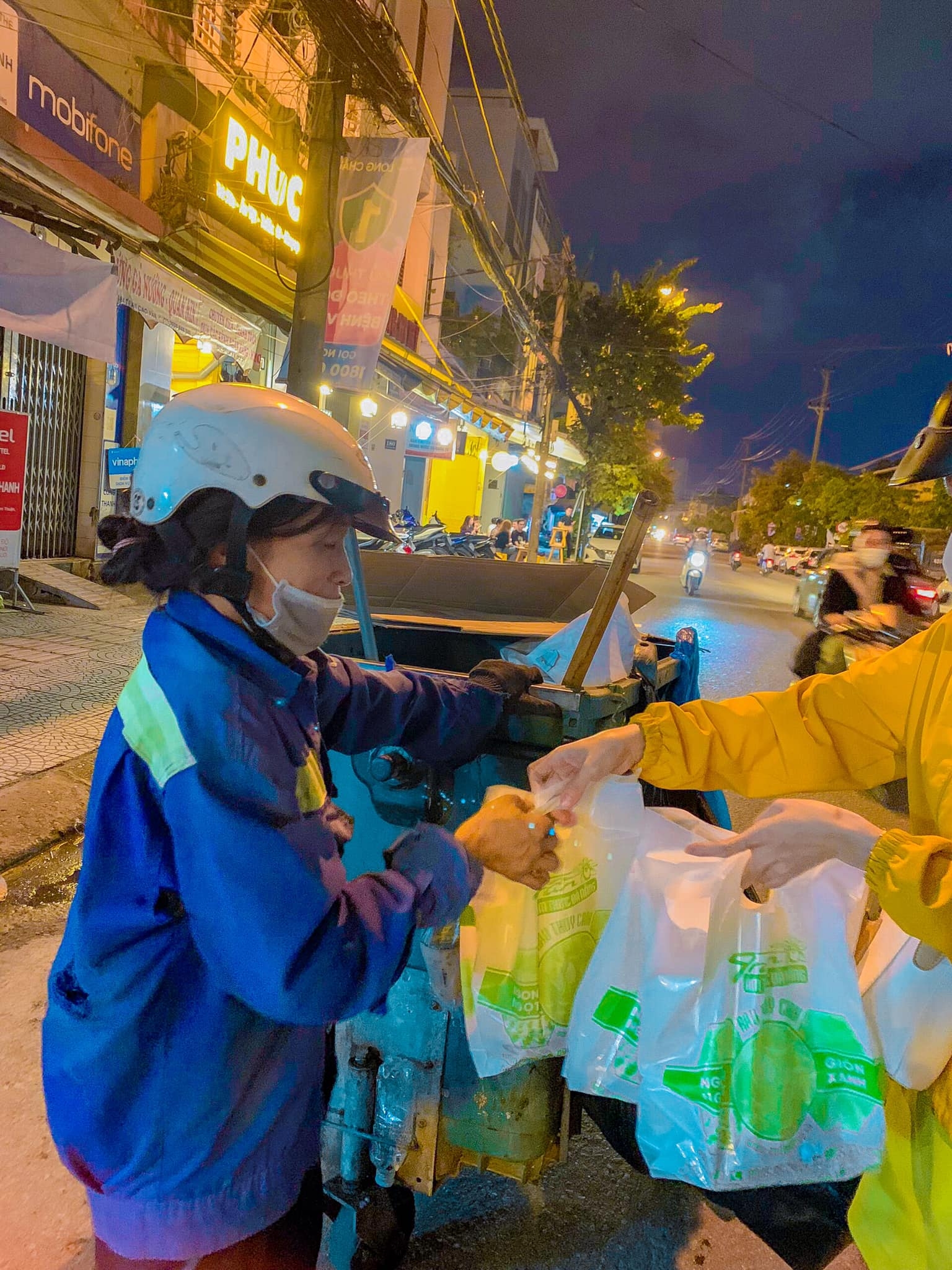 Những Chuyến Xe Cuối Năm – Hành Trình Sưởi Ấm Yêu Thương Của Gia Đình Ẩm Thực Trần